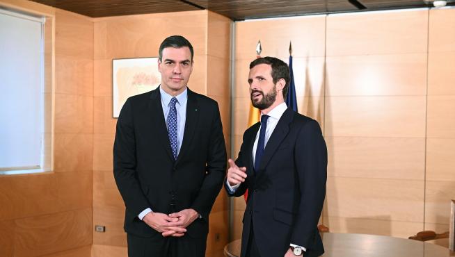El presidente del Gobierno en funciones, Pedro Sánchez (i), y el líder del PP, Pablo Casado (d)