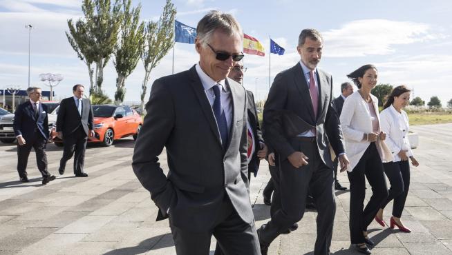Imagen de archivo de la visita que realizó a la planta zaragozana de PSA el Rey Felipe VI, acompañado del presidente del grupo francés, Carlos Tavares y la ministra de Industria Reyes Maroto.