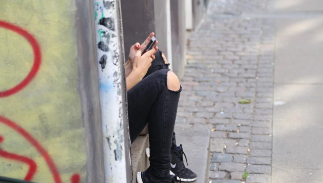 Imagen de archivo de un adolescente con el móvil.