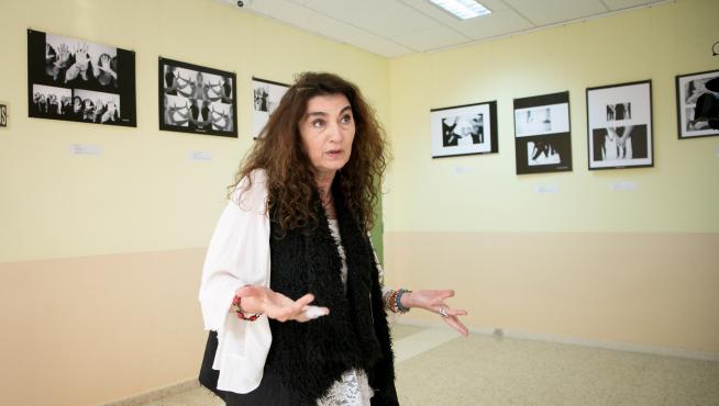 Beatriz Benabarre, responsable del programa, ayer en la inauguración de la exposición en el centro sociocultural de la prisión de Zuera.