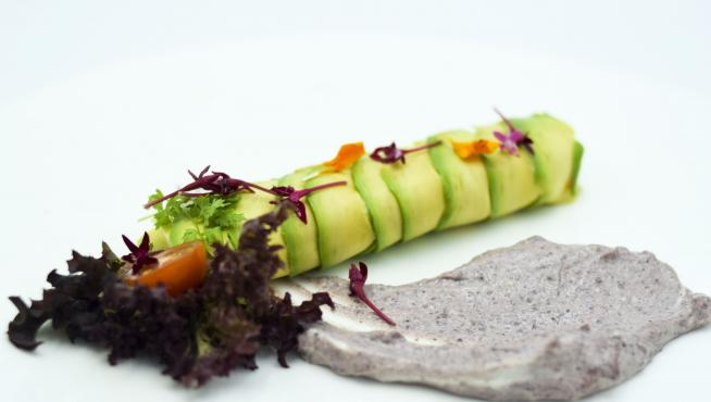 Canelón de aguacate, tartar de trucha asalmonada, gambas y mahonesa de olivas.