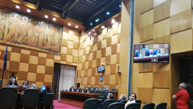La bancada de la oposición del Ayuntamiento de Zaragoza, vacía.
