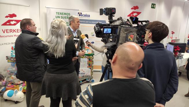 El alcalde de Zaragoza ha participado este lunes en la iniciativa solidaria de las empresas Verker, Afiris y Tecalsa de recogida de juguetes para la Asociación de Padres y Madres de Sordociegos de Aragón.
