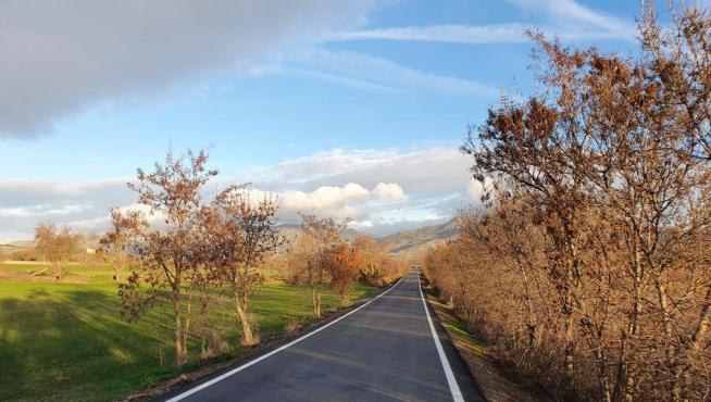 La mejora del firme de la carretera Huesca-Apiés ha sido una de las actuaciones principales.
