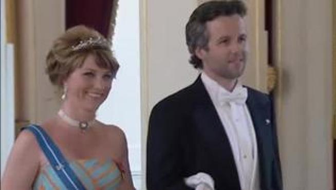 La familia de Ari Behn, el exmarido de Marta Luisa de Noruega ha anunciado su muerte por suicidio. Behn sufrió problemas mentales tras su divorcio de la princesa en 2016, como relató en su último libro publicado bajo el título 'Infierno'. En un comunicado, los reyes Harald y Sonia de Noruega han destacado que guardan un cálido y afectuoso recuerdo de Ari Behn, su exyerno al que se refieren como un gran padre.