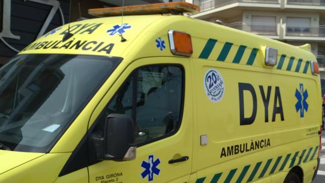 Foto de archivo de una ambulancia de Emergencias en Gerona