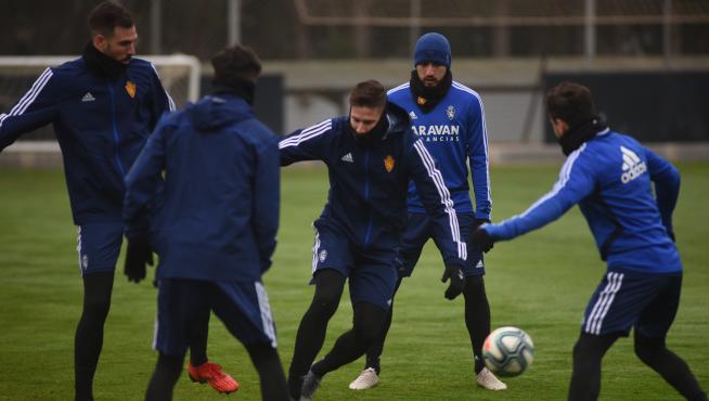 Papuanshvili, atento a un rondo en el que corre Vigaray, en el entrenamiento de este jueves por la tarde en la Ciudad Deportiva.