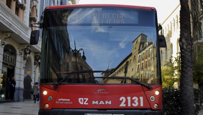 Un autobús de la línea 33, que conecta Las Delicias con Torrero.