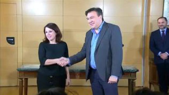 La vicesecretaria general y portavoz del Grupo Socialista, Adriana Lastras, firma los acuerdos con los representantes de los tres partidos políticos en el Congreso de los Diputados
