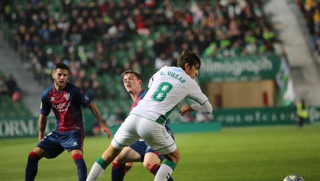 Gonzalo Villar frena a Sergio Gómez durante el partido de Elche.