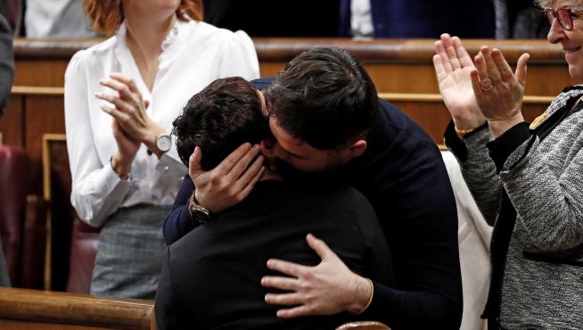 El diputado de ERC Gabriel Rufián abraza emocionado a Montserrat Bassa tras la intervención de esta este martes en el Congreso