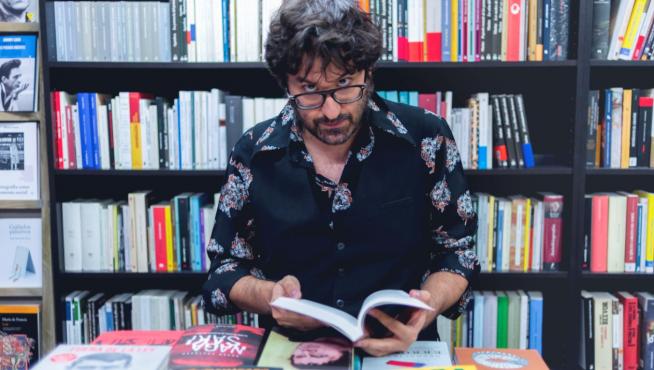 Octavio Gómez Milián, siempre rodeado de novelas y poemarios.