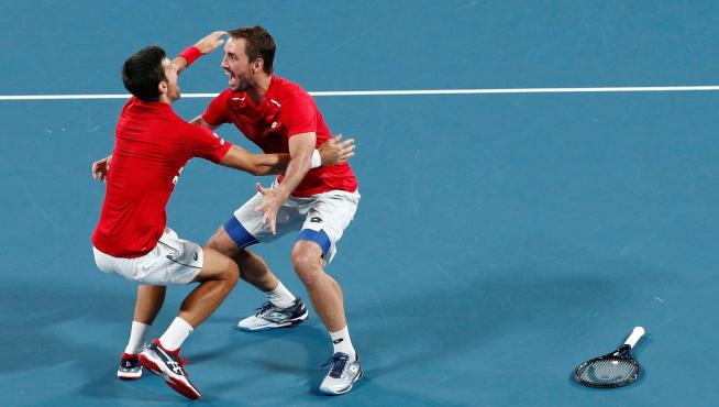 Novak Djokovic y Viktor Troicki celebran la victoria en el dobles que dio a Serbia la Copa ATP.