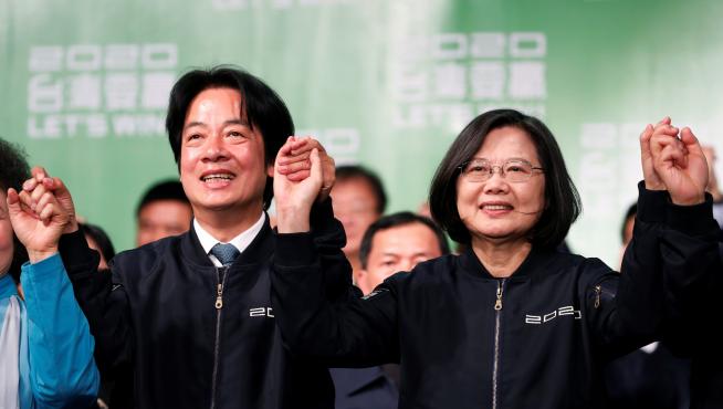 Taiwan Vice President-elect William Lai and incumbent Taiwan President Tsai Ing-wen celebrate at a rally after their election victory, outside the Democratic Progressive Party (DPP) headquarters in Taipei, Taiwan January 11, 2020. REUTERS/Tyrone Siu [[[REUTERS VOCENTO]]] TAIWAN-ELECTION/