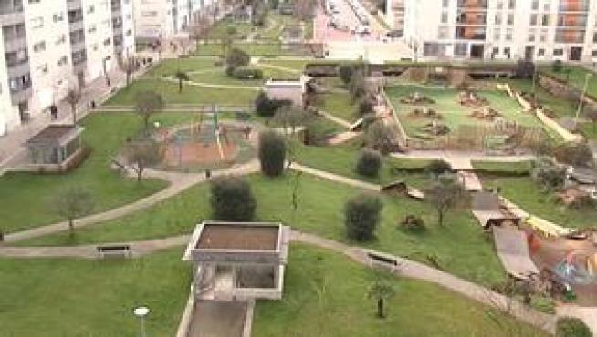 Un parque infantil se ha hundido sobre un parking subterráneo esta madrugada en Santander. Alrededor de las 6.30 horas, los vecinos de la urbanización próxima al centro comercial Bahía de Santander se han despertado sobresaltados y han sentido como una especie de terremoto.