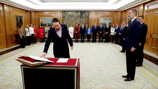 GRAF1095. MADRID, 13/01/2020.- El nuevo vicepresidente de Derechos Sociales y Agenda 2030, Pablo Iglesias jura su cargo durante la jura de ministros del nuevo gobierno en un acto celebrado en el Palacio de Zarzuela en Madrid este lunes 13 de enero de 2020. EFE/Chema Moya POOL Jura de ministros
