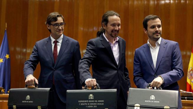 Pablo Iglesias (en el centro) con su cartera de vicepresidente