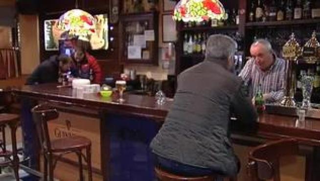 El cliente, en estado ebrio, se había quedado dormido en el baño del local