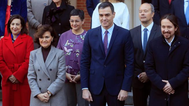 Pedro Sánchez, en el centro, antes de la celebración del primer Consejo de Ministros de coalición.