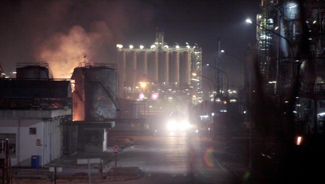 na fuerte explosión en una industria del polígono sur de Tarragona, en el término municipal de La Canonja, ha originado un incendio de grandes dimensiones en plena zona petroquímica