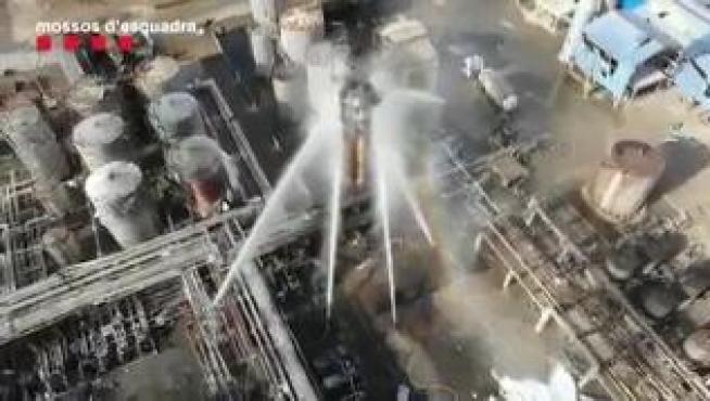 Era la última grieta que el fuego abría en esta cisterna acorralada por la presión del agua. En las próximas horas extraerán las setenta toneladas de óxido de propileno que hay en el interior y extinguir, así, cualquier riesgo. En la zona fundida por el fuego, vista con cámara térmica, los puntos incandescentes estaban a muy pocos metros del reactor donde se produjo la explosión.