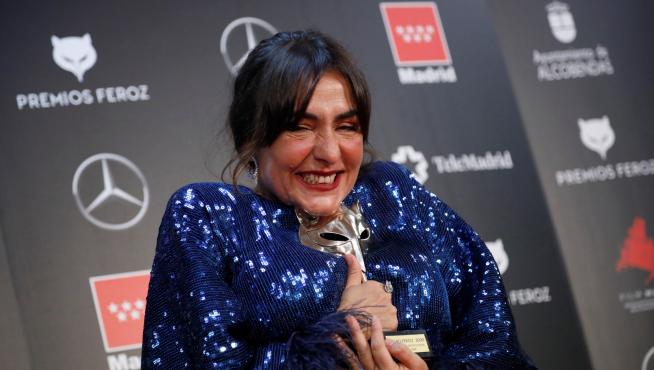La actriz Candela Peña posa con el premio a "Mejor actriz protagonista de una serie" por su trabajo en "Hierro"