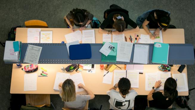 Imagen de archivo de estudiantes preparando los exámenes de la Evau.