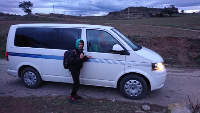 Diego Zuazu, el martes por la mañana, junto a la furgoneta con la que inicia su largo viaje hasta el instituto.