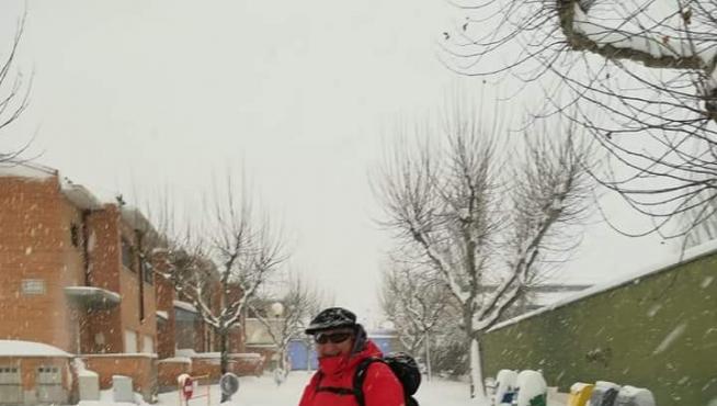 Manuel Comeras Serrano. Este veterano cariñenense, vinculado al deporte, se ha calzado los esquíes para recorrer las calles de la localidad.
