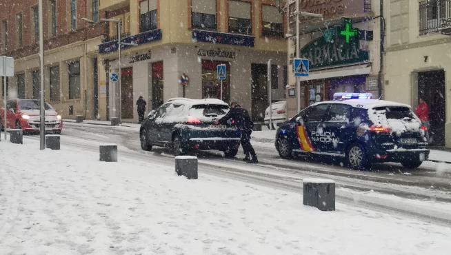 Una patrulla de la Policía ayuda a un conductor en Teruel