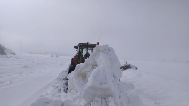 En Used (Zaragoza), el alcalde y los vecinos de la localidad siguen retirando la nieve a paladas y con ayuda de los tractores.