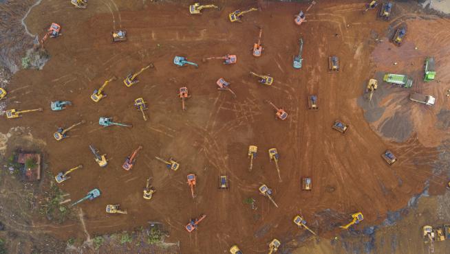 Decenas de excavadoras trabajando en Wuhan