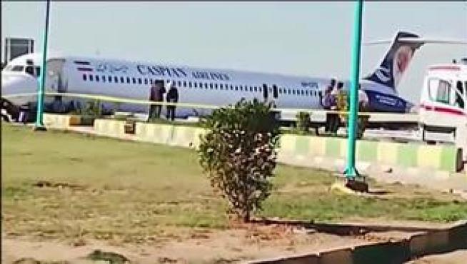El Boeing MD de la línea Teherán-Mahshahr con destino IIrán chocó contra unas vallas metálicas del aeropuerto y entró en una autopista cercana, pero no llegó a incendiarse. Ninguno de los 135 pasajeros y los siete tripulantes fue herido, y además, los ciudadanos que conducían en ese momento por la carretera tampoco sufrieron daños.