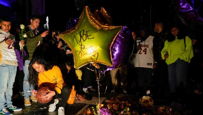 Mourners gather in Microsoft Square near the Staples Center to pay respects to Kobe Bryant after a helicopter crash killed the retired basketball star, in Los Angeles, California, U.S., January 26, 2020. REUTERS/Kyle Grillot [[[REUTERS VOCENTO]]] PEOPLE-KOBE BRYANT