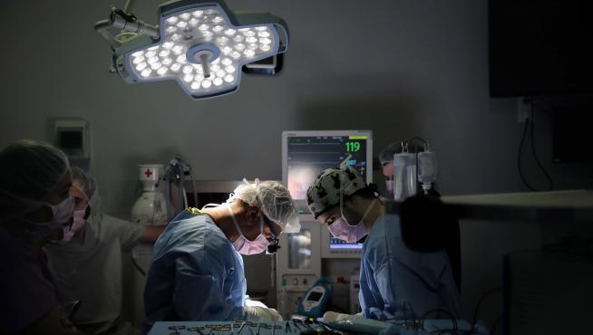 Médicos en un quirófano.