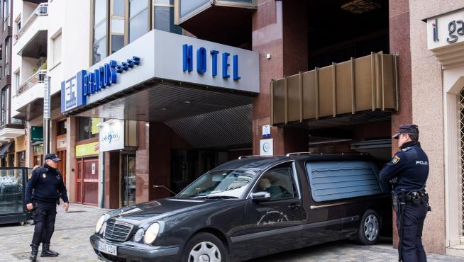 Un coche fúnebre sale del hotel de Logroño donde ha aparecido el cuerpo de la niña.