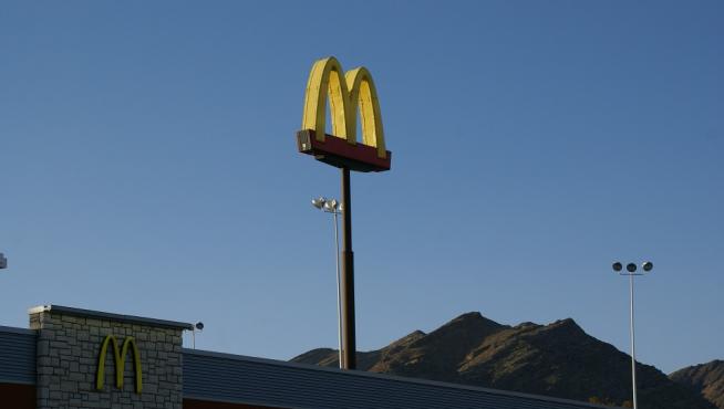 McDonald's retirará las pajitas de plástico e instalará 150 puntos de recarga rápida