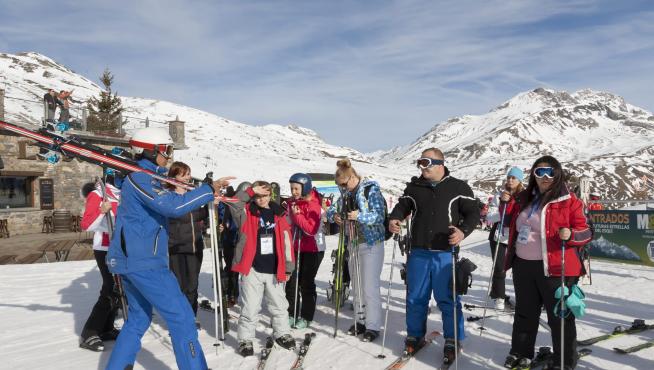 Turistas rusos esquiando en Formigal /Foto Rafael Gobantes / 25-1-16 [[[HA ARCHIVO]]]