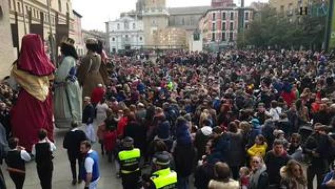 La plaza del Pilar está siendo durante toda la mañana el epicentro de la fiesta, con largas filas para disfrutar del Tragachicos y para acceder a la Seo. Hay visitas guiadas toda la jornada en el ayuntamiento.