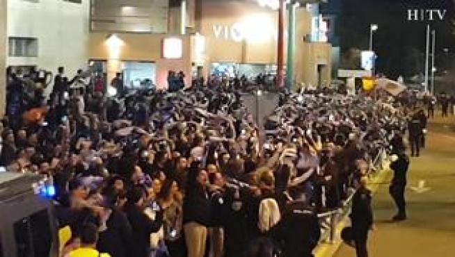 Cientos de aficionados recibieron al Real Madrid y al Real Zaragoza a su llegada al campo.