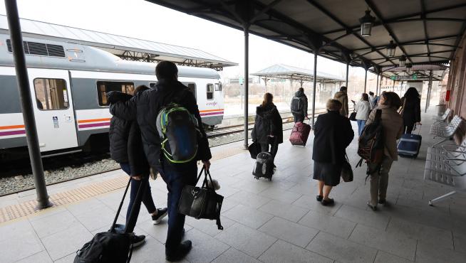 Transbordo de pasajeros, este miércoles, en la estación de Teruel por la interrupción del servicio