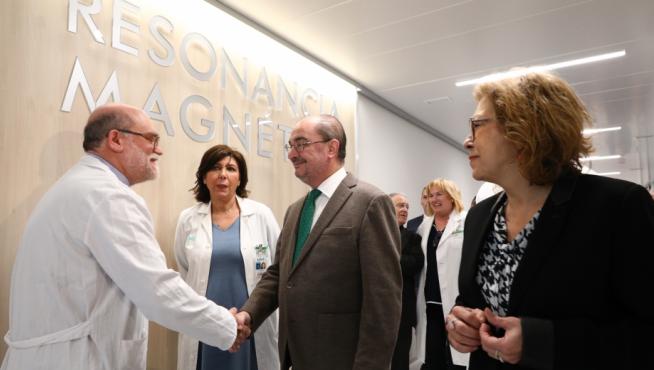 El presidente del Gobierno de Aragón, Javier Lambán, ha viajado a Huesca, junto con la consejera de Sanidad, Pilar Ventura, a la puesta en marcha de la Resonancia Magnética del Hospital San Jorge.