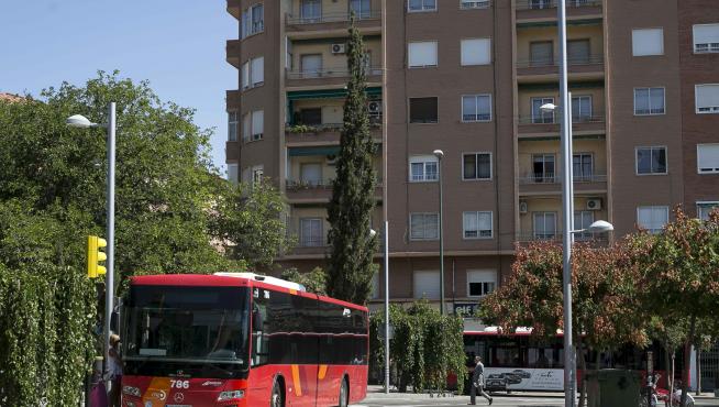 Un autobús metropolitano, en el intercambiador de la plaza de Carlos V.