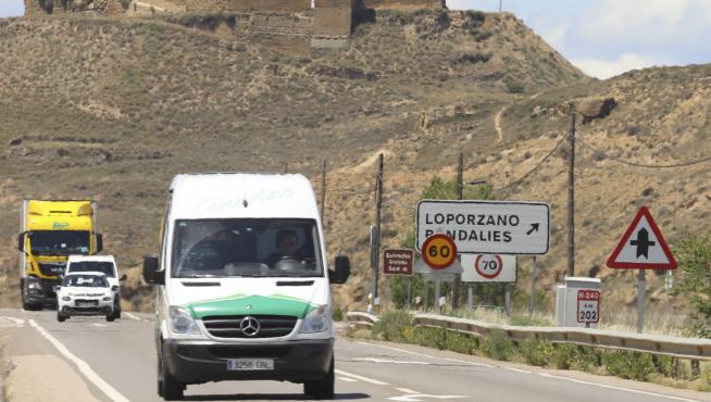 El radar de Estrecho Quinto, con la señalización por las obras del tramo de autovía Huesca-Siétamo.