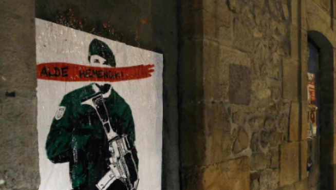 Foto de archivo de un cartel contra la Guardia Civil colocado en la locadidad de Alsasua con la frase 'Alde Hemendik-Fuera de aqui'.
