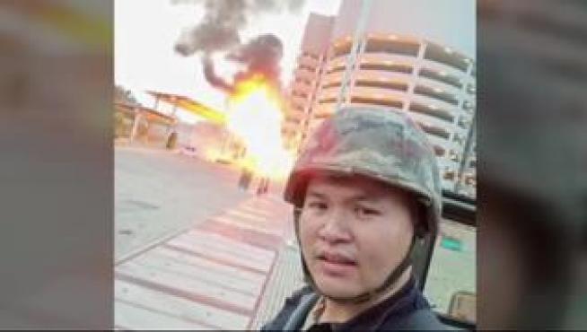 Un joven soldado de 32 años, efectuó este sábado un ataque en un centro comercial de Tailandia donde asesinó a tiros a 26 personas. El atacante, que publicó fotografías y vídeos del ataque en las redes sociales después de asegurar un día antes que "la muerte es inevitable", fue abatido como responsable del ataque.