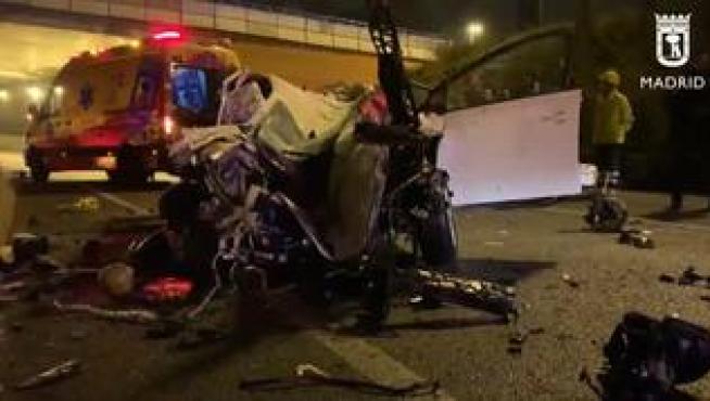 Una mujer de 38 años falleció anoche en Madrid al precipitarse su vehículo desde una altura de 8 metros en el enlace de la A2 con la carrretera de circunvalación M30. Los bomberos de Madrid tuvieron que realizar maniobras de excarcelación para rescatar el cuerpo de la fallecida dado el estado en el que ha quedado el vehículo.