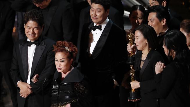 Kwak Sin Ae y Bong Joon-ho recogen el premio a mejor película en los oscar 2020