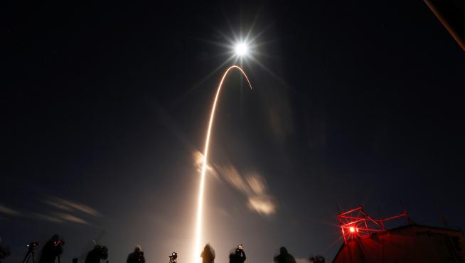 La nave espacial Solar Orbiter, construida para la NASA y la Agencia Espacial Europea, despega de la plataforma 41 a bordo de un cohete United Launch Alliance Atlas V en la Estación de la Fuerza Aérea de Cabo Cañaveral