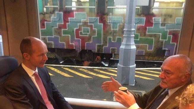 El director de Transporte de la Comisión Europea, Rudd Huijters, en el tren junto al presidente de Nueva Aquitania, Alain Rousset, en 2017, cuando se firmó el primer dossier del Mecanismo Conectar Europa (MEC) en Canfranc.